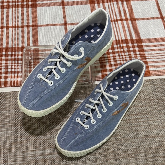 Tretorn Blue Chambray Sneakers. Women's 8. Excellent condition. Classic style! - Picture 2 of 8